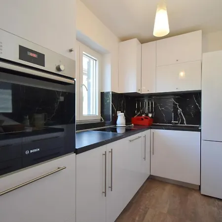 Holiday Nikola 말린스카