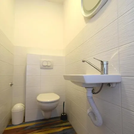 Holiday Nikola 말린스카